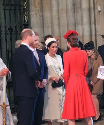 PÅ GLI: Da de to svigerinnene møttes i Westminister Abbey, var det tydelig at gravide Meghan hadde en mer ydmyk og vennlig holdning til svigerinnen. Etter dette møtet skal Kate ha dratt på besøk for å rense luften. Foto: NTB scanpix PÅ GLI: Da de to svigerinnene møttes i Westminister Abbey, var det tydelig at gravide Meghan hadde en mer ydmyk og vennlig holdning til svigerinnen. Etter dette møtet skal Kate ha dratt på besøk for å rense luften. Foto: NTB scanpix